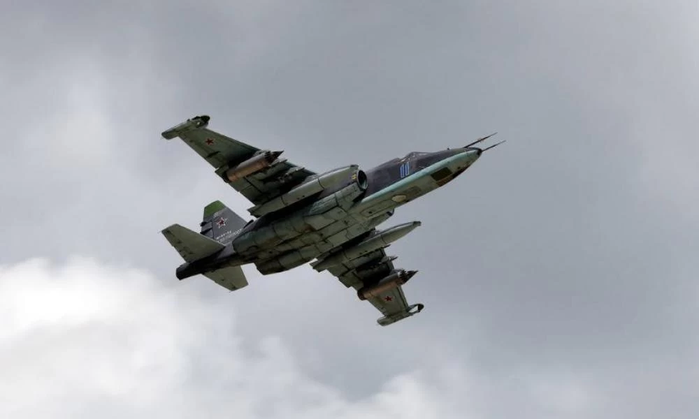 Ρωσικό μαχητικό Su-25 πετά πάνω από το Ντονμπάς (Βίντεο)